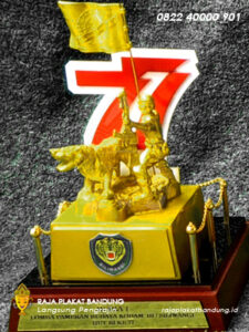 piala rindam siliwangi, souvenir rindam siliwangi, plakat arsena kasad,sovenir TNI, plakat tni, plakat kuningan, souvenir kenang kenangan, souvenir pemerintah, piala resin bandung, toko piala resin, miniatur tentara, miniatur tni,plakat kuningan, souvenir kuningan
