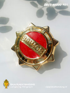 pin Brimob, pin Brimob resmi, aksesoris Brimob, lencana Brimob, pin kepolisian Brimob, pin dinas Brimob, lencana dinas Brimob, pin kepangkatan Brimob, pin premium Brimob, pin kustom Brimob, pin khusus Brimob, aksesoris kepolisian Brimob, lencana kepolisian Brimob, pin Brimob berkualitas, pin insignia Brimob, aksesoris resmi Brimob