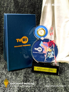 plakat tvri, plakat stasiun radio, plakat tvri bandung, plakat rri, plakat televisi, plakat tv, souvenir tv, plakat akrilik, pusat plakat akrilk, plakat akrilik bandung, desain plakat akrilik, contoh plakat akrilik, jual plakat akrilik, desain plakat akrilik, plakat bandung, rajaplakat bandung, piala custom, souvenir premium