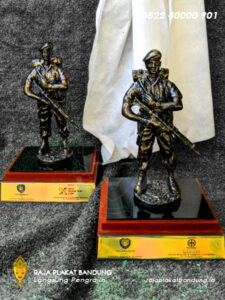 piala rindam siliwangi, souvenir rindam siliwangi, plakat arsena kasad,sovenir TNI, plakat tni, plakat kuningan, souvenir kenang kenangan, souvenir pemerintah, piala resin bandung, toko piala resin, miniatur tentara, miniatur tni,plakat kuningan, souvenir kuningan