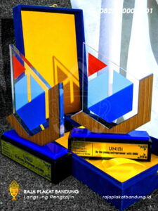plakat unibi, plakat unai, piala polban, piala akrilik, piala bandung, piala custom, piala akrilik custom, piala perusahaan, piala universitas, piala kampus, plakat kampus, plakat akrilik, plakat perusahaan, souvenir perusahaan, souvenir akrilik, plakat akrilik, plakat box, plakat corporate, souvenir corporate, souvenir premium, cinderamata perusaan, souvenir mewah, plakat mewah
